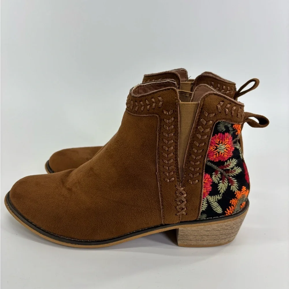 Tiara Los Angeles Topa ankle boots 7.5 faux suede floral embroidery Size
